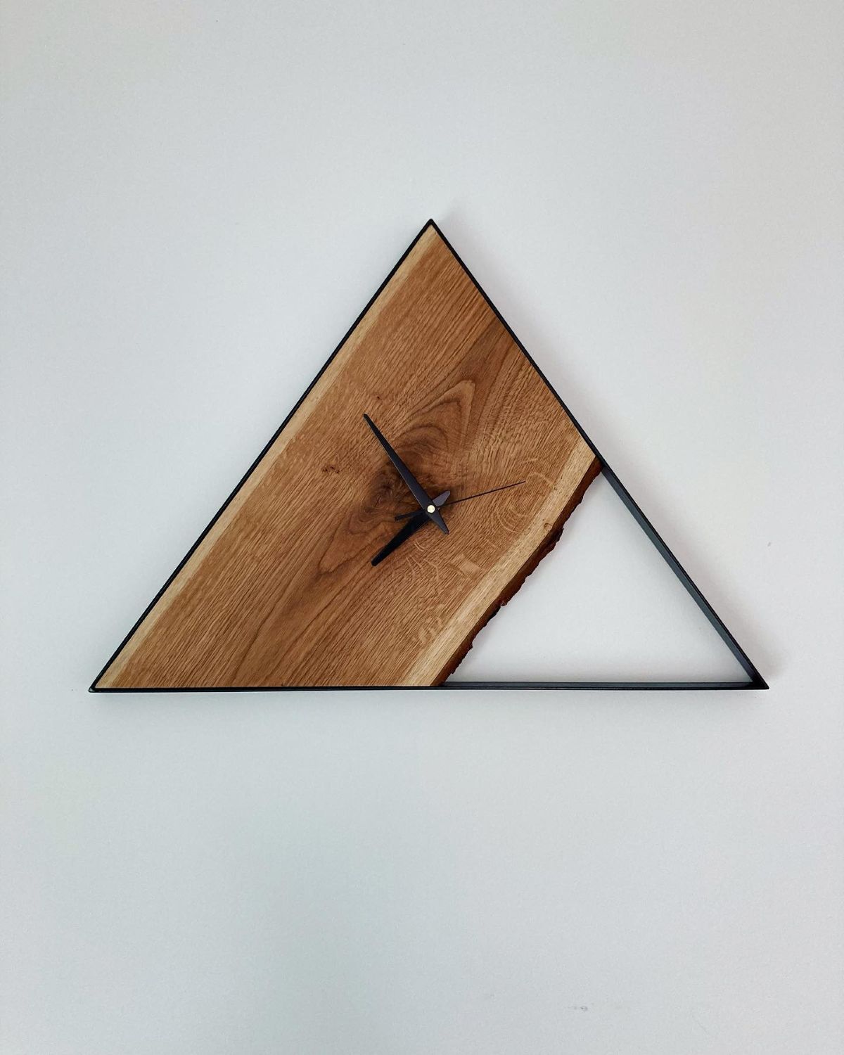 Dizajnové nástenné hodiny z masívneho dreva a kovu – geometrický štýl