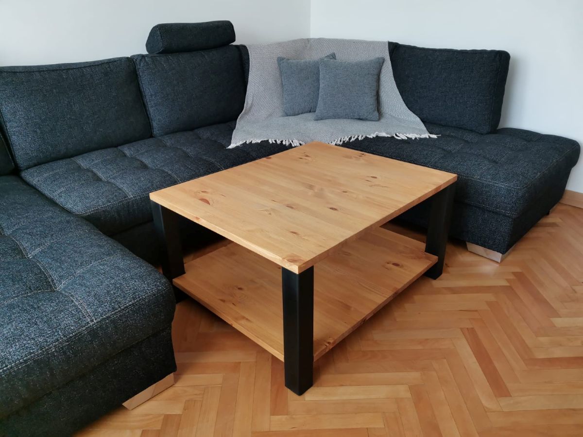Dvojposchodový konferenčný stolík z borovicového masívu