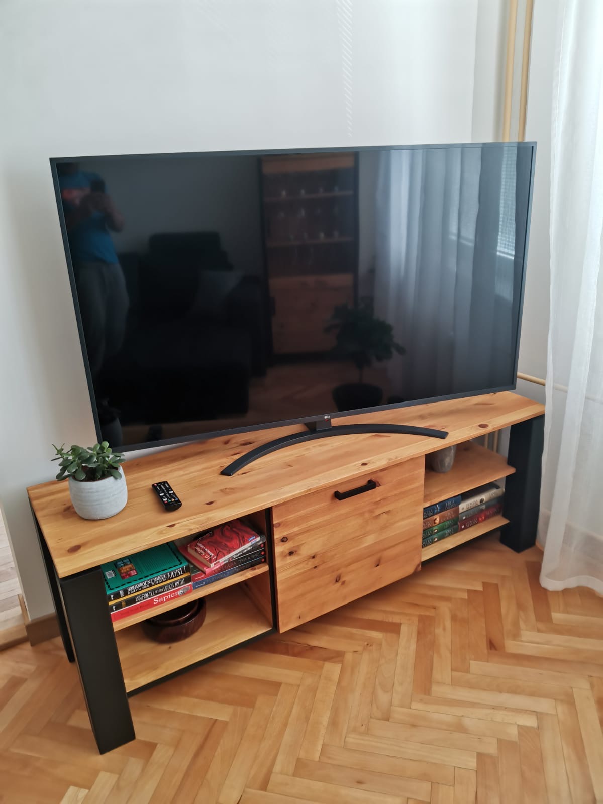 Industriálna TV komoda z masívnej borovice