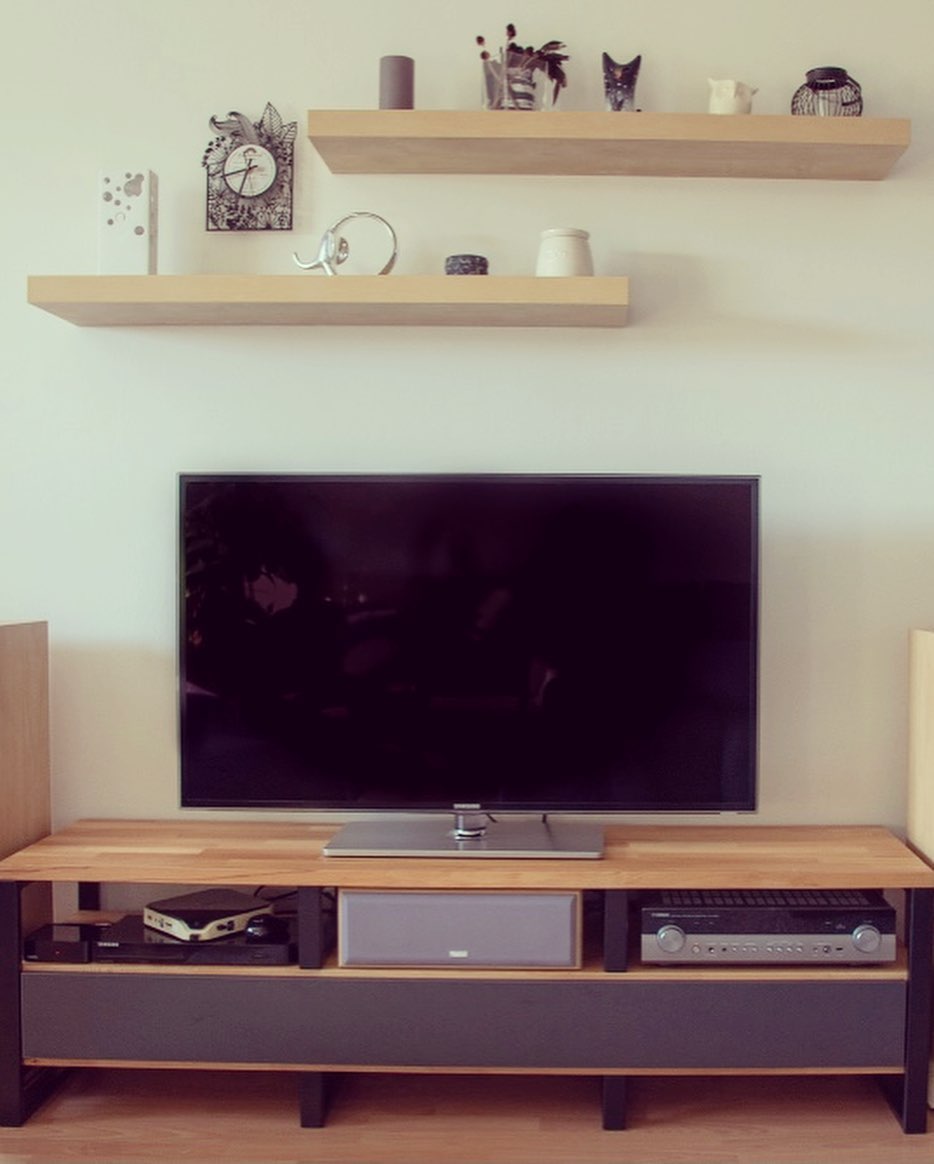Dizajnová TV komoda z masívu a kovu